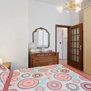 spacious-apartment-in-lavagna-near-sea-and-city-centre.hotelitalianriviera.com/